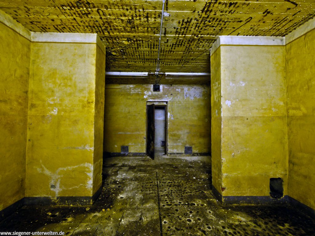 Der Aufenthaltraum war für 56 Plätze konzipiert und ist der größte Raum im Bunker. Er befindet sich genau in der Mitte der Bunkeranlage.